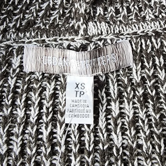 NWT Urban Outfitters Cropped Sweater - Picture 4 of 7